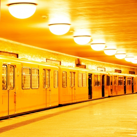 passing subway train in subway statiuon jannowitzbrÃ¼cke, berlinのeditorial素材