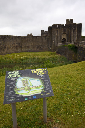 Wales, Caerphilly - July 01, 2024: Welcome sign at the Caerphilly Castle.のeditorial素材