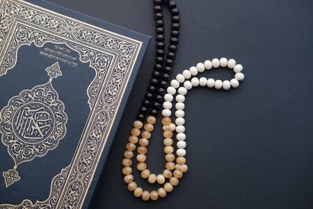 top view of qurran and rosary bread on tableの写真素材