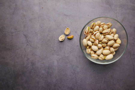 detail shot of pistachios nut on in bowlの写真素材