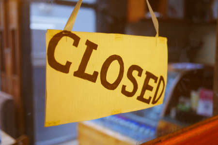 closed sign hanging on door of cafe.の写真素材