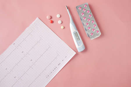 cardio diagram and medical pills on pinkの写真素材