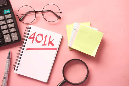 Notepad with word 401k on pink background, close up ,の写真素材