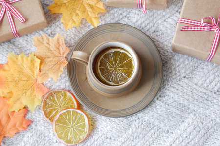 Top view of lemon tea and leaf on tableの写真素材