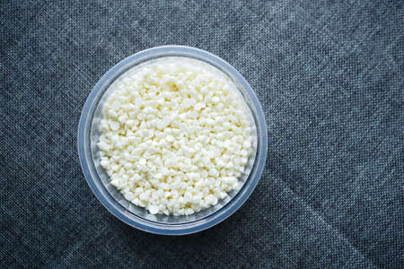 white color Chocolate chips on a plate on tableの写真素材