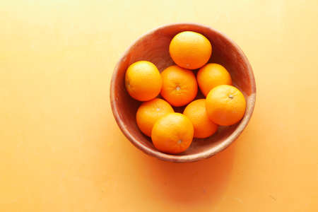 top view of slice of orange fruits in a bowlの写真素材