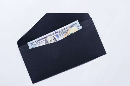 100 dollar cash in a envelope on a deskの写真素材