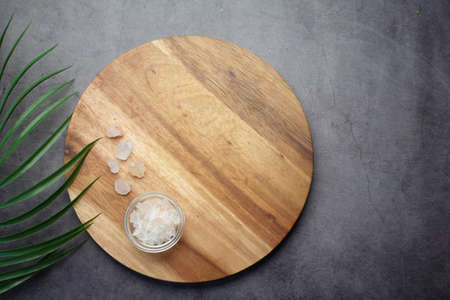 top view of pink rock salt on a chopping board on tableの写真素材