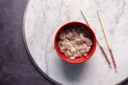 top view raw king prawn in a bowl on tableの写真素材