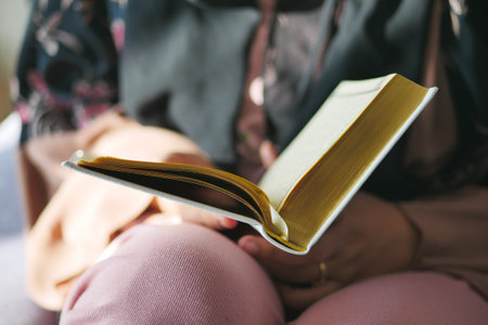Muslim womens hand reading quranの写真素材