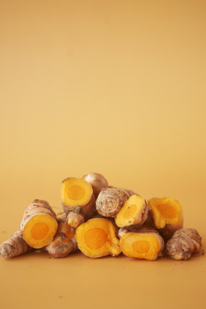detail shot of turmeric root in bowl on table ,の写真素材
