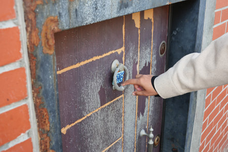 women hand knock the doorの写真素材