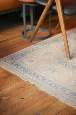 a dirty rug and chair in a roomの写真素材