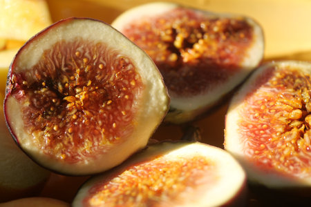 Sliced fresh figs displayed on a wooden plateの写真素材