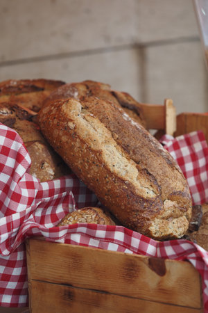 Freshly baked bread displayed in a wooden basketの写真素材