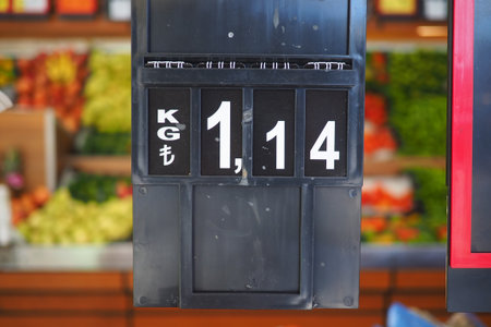 Organic produce price display at a local market stallの写真素材