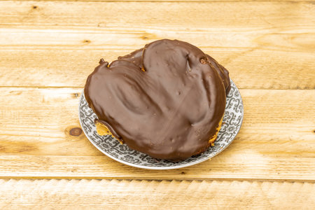 Super chocolate palm tree that tells you, eat me, on top of an beauty unvarnished wooden table