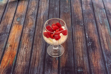 raspberry, is a shrub of the genus Rubus native to Europe and northern Asia, the red raspberry, is an etheric formed by several drupes, such as the black raspberry and the blue raspberry of America.の写真素材