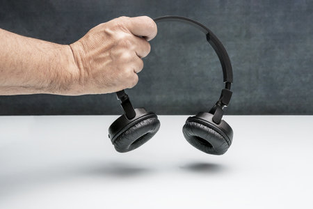 Holding headphones are attached to the ends of a headband. They come in various types of materials and shapes. The most common are usually plastic and metal paddingの写真素材