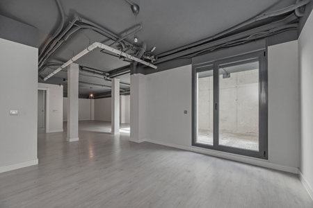 Glossy wooden flooring and light walls, a timeless combination for a room ready to move in