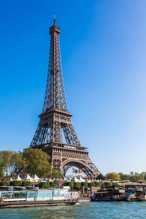 Pleasure-boat, Seine, Paris, Franceのeditorial素材