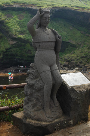 Haenyeo statue in Cow Islandのeditorial素材