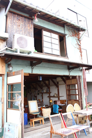 Exterior view of Izushi Cafe Moyau, Japanのeditorial素材