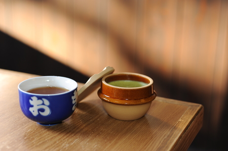 2 cups of tea on the tableの写真素材