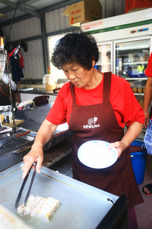 chinese woman cooking in her storeのeditorial素材