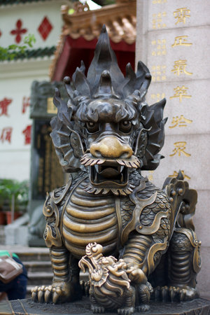 Dragon and baby dragon statueの写真素材