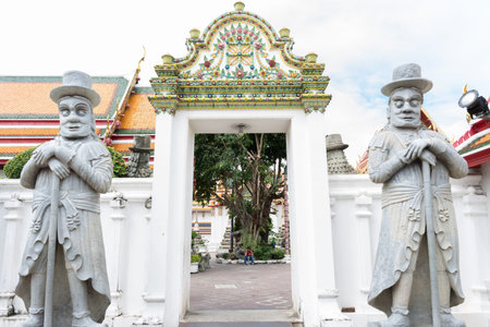2 guards stand in front of entrance in Wat Phoのeditorial素材