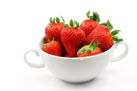 white bowl with fresh strawberries on a white background の写真素材