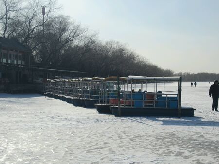 Frozen lake in winterの素材
