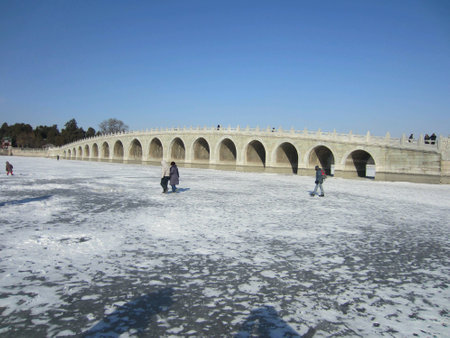 Frozen lake in winterの素材