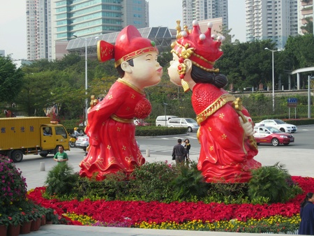 Married couple kissing in chinese costumesの素材