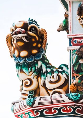Traditional Chinese lion statues on the roof of the temple.の写真素材