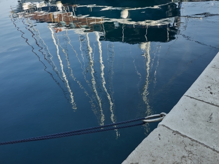 Rope loop around mooring ring       の写真素材