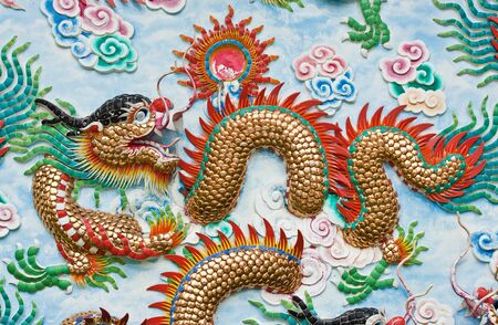 dragon sculpture at chinese templeの写真素材