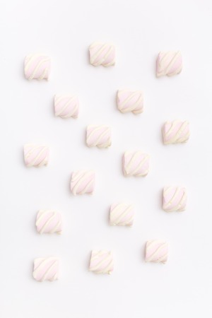 Pattern sweet marshmallow, candy on white background, top view flat lay. Isolated minimal concept above decoration, view white marshmallow, food backgroundの写真素材