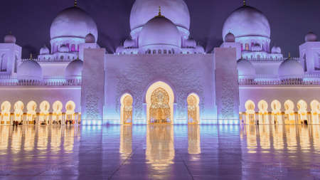 The Sheikh Zayed Grand Mosque in Abu Dhabi at night.のeditorial素材