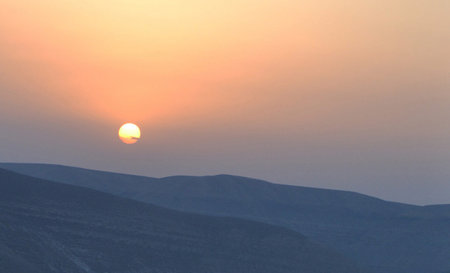 Sunset over the mountains of the Negev Desert in Israelの写真素材