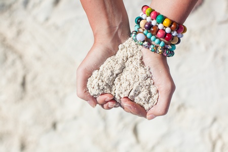 Close-up of sand heart in woman s handsの写真素材