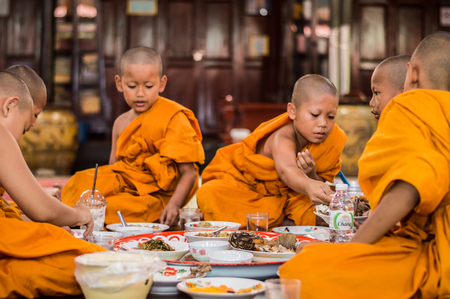 Samut Songkhram, Thailand - July 27, 2017: People commend merit at Wat Praduのeditorial素材
