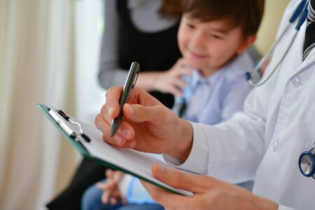 Health Concepts. The doctor is splinting to the patient. The doctor is examining a bone splint. Little children are happy in the healing of the doctor. Close-up image of a doctorの写真素材