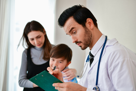 Health Concepts. The doctor is splinting to the patient. The doctor is examining a bone splint. Little children are happy in the healing of the doctor. Close-up image of a doctorの写真素材