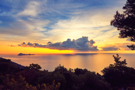 Beautiful view of the sea with shelves at sunset.
の写真素材
