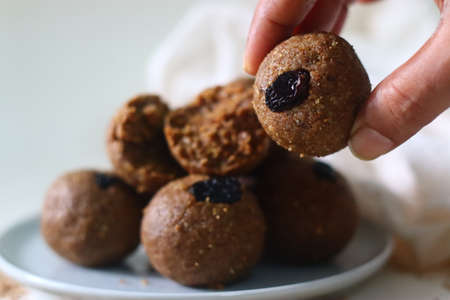 White til laddu. A healthy, delicious, and nutty indian sweet dish prepared with white sesame seeds, jaggery, freshly grated coconut and raisins. Shot on white backgroundの写真素材