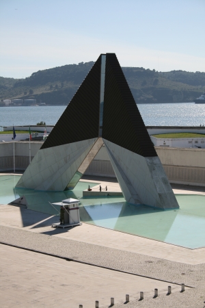 Monumento aos Combatentes do Ultramar, Forte do Bom Sucesso, Lisbon, Portugalのeditorial素材