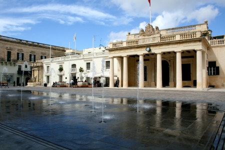 Fountains and Government buildings in Palace Square, Valletta, Maltaのeditorial素材