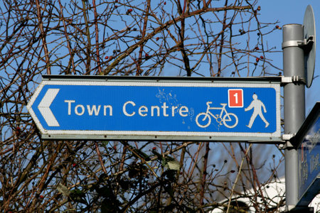Pedestrian and cycling path, town centre direction sign, Chelmsford, Essex, Engandの写真素材